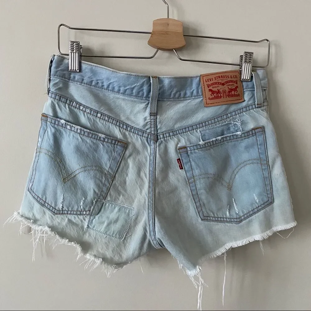 LEVI’S Light Wash Distressed Patch Pocket Shorts - Picture 2 of 9